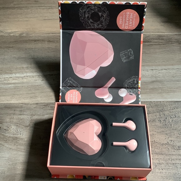 F.A.O Schwarz Music Love Earbuds. - Picture 7 of 9